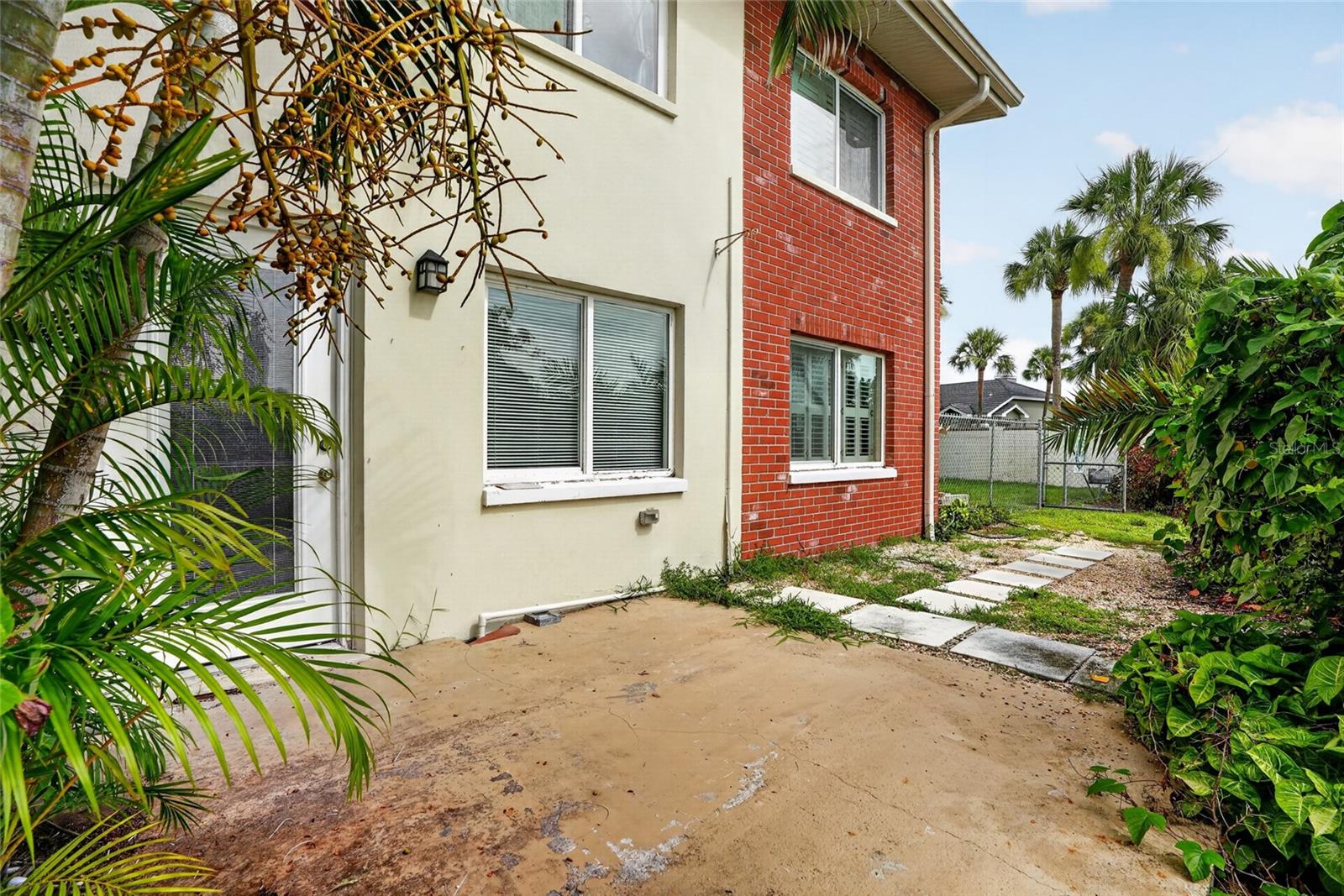 LAKE OVERLOOK APTS - Residential