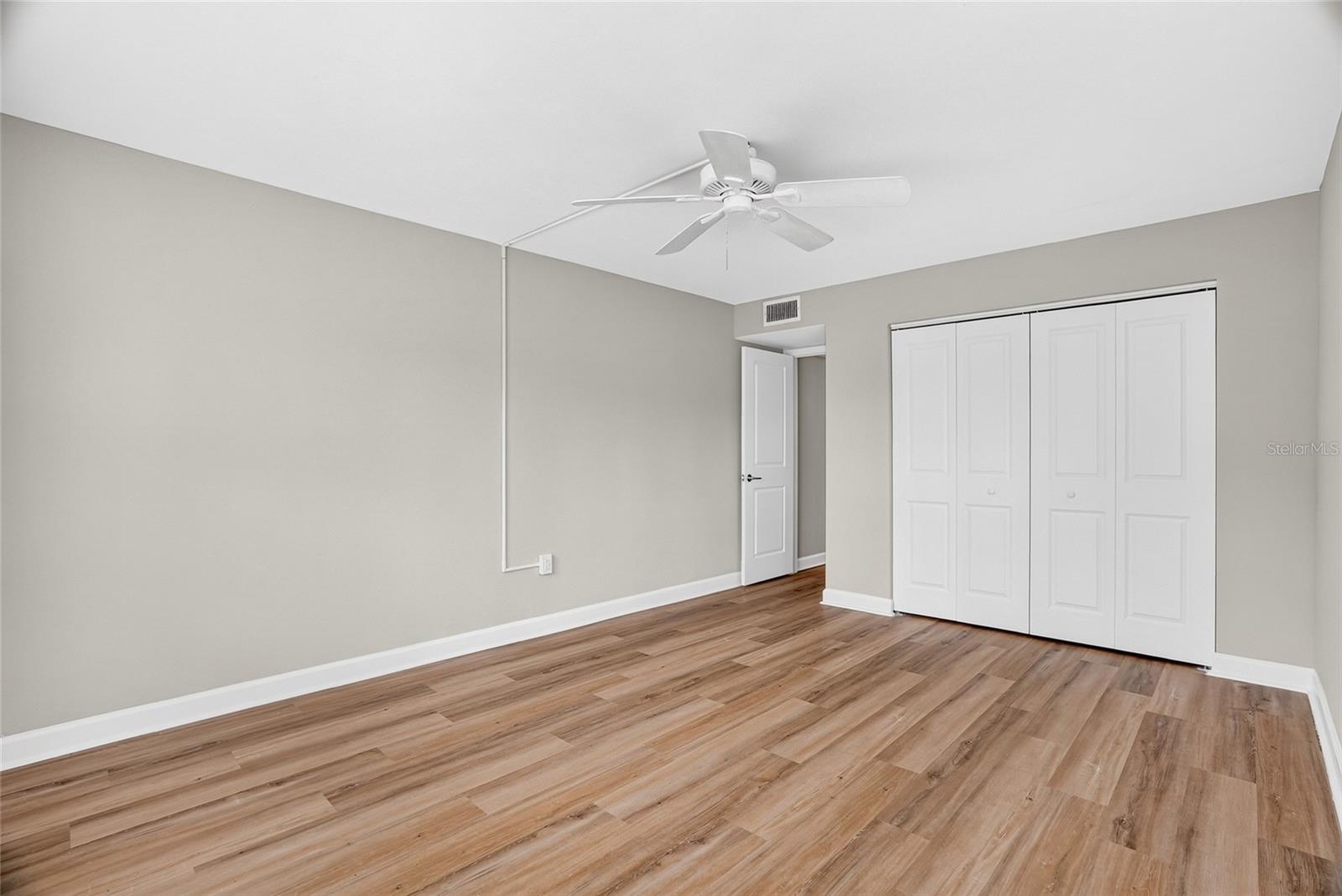 LAKE OVERLOOK APTS - Residential