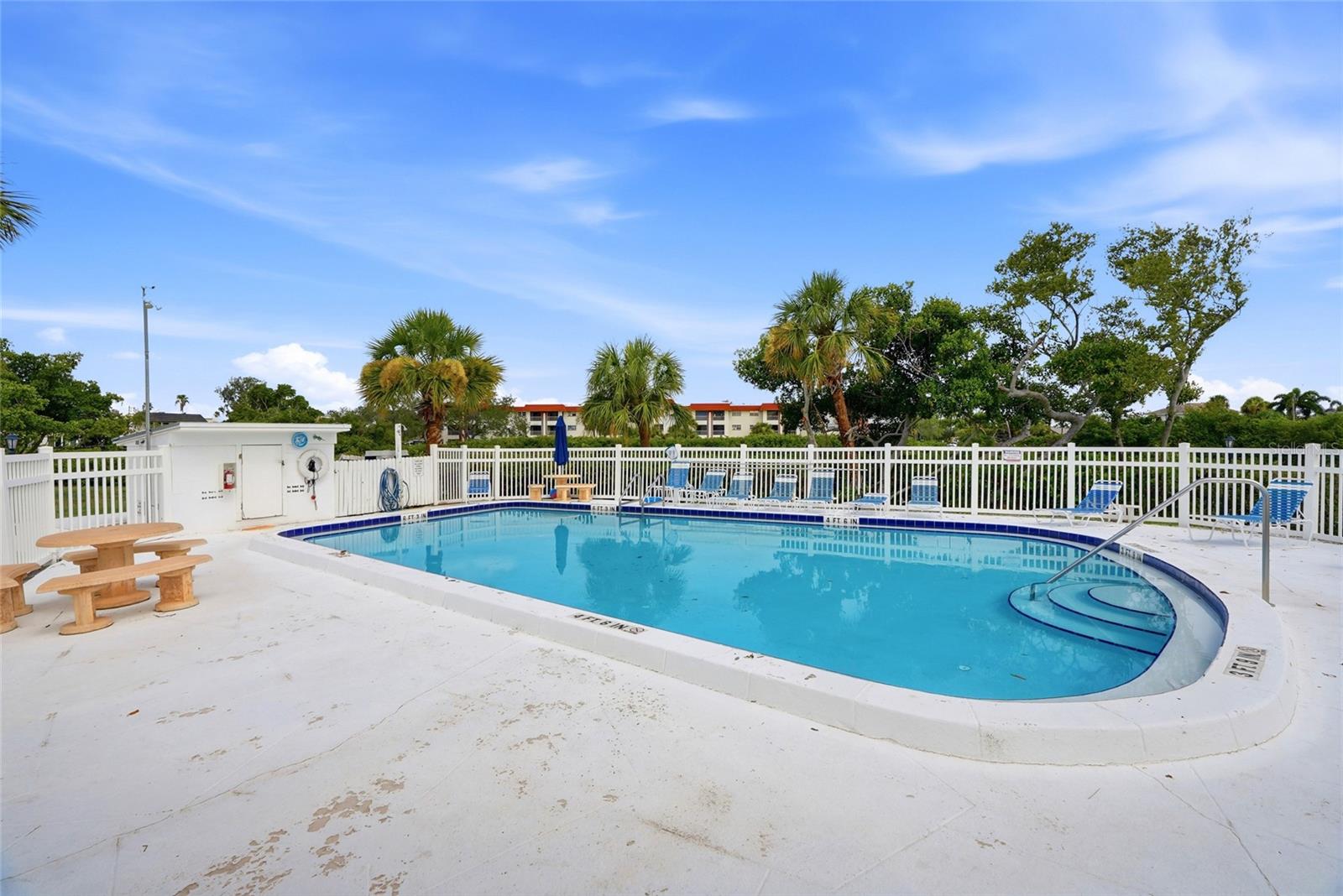 LAKE OVERLOOK APTS - Residential