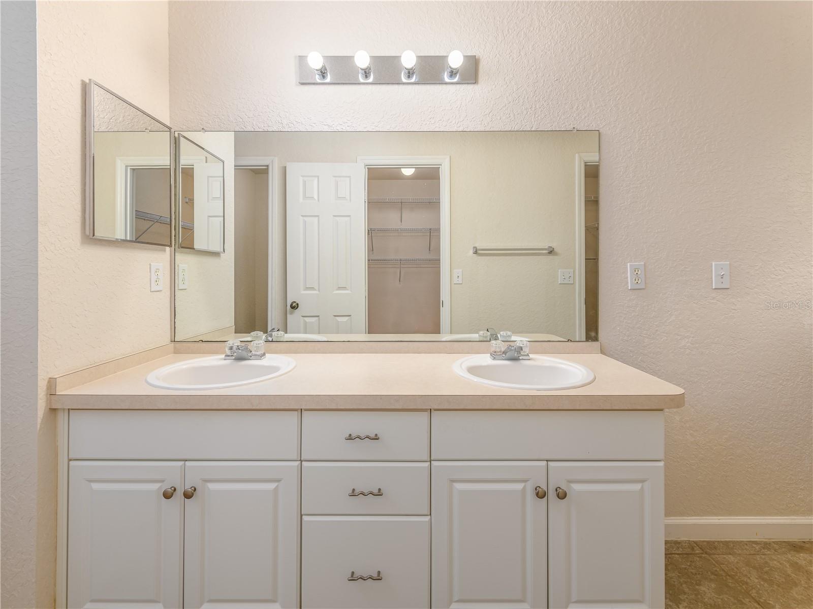 EMERALD POINTE TWNHM - Residential Lease