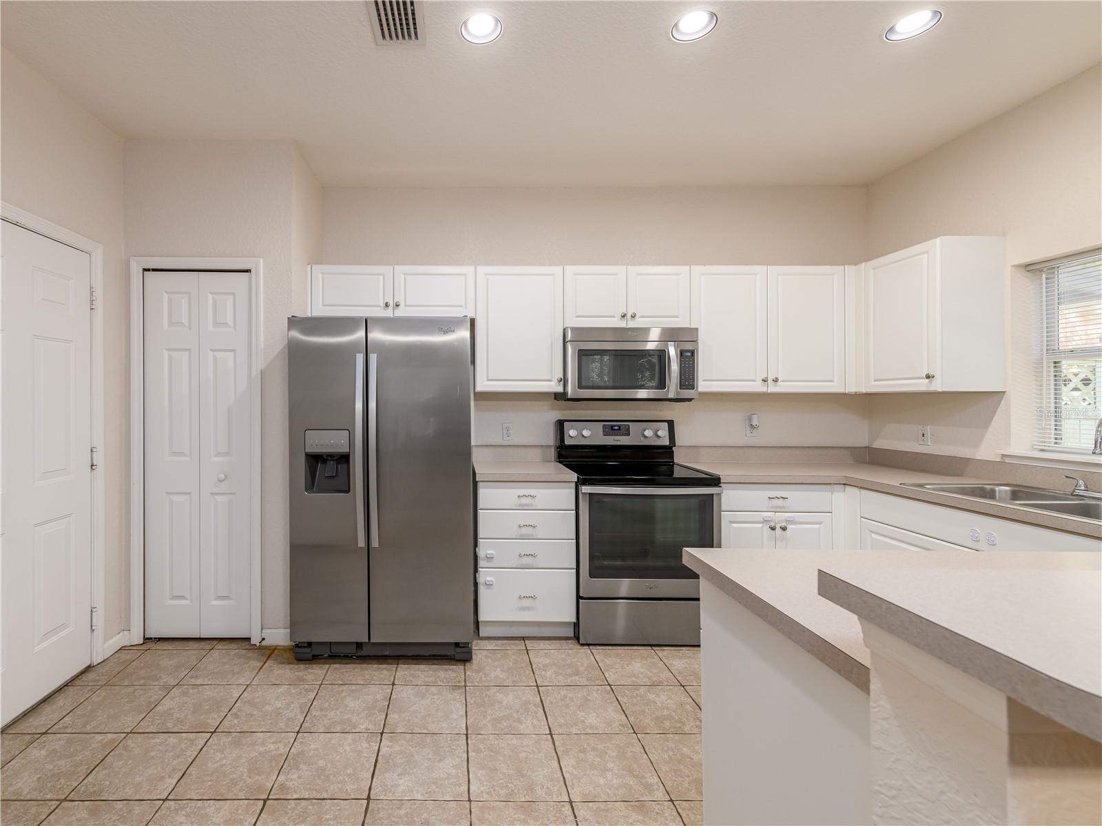 EMERALD POINTE TWNHM - Residential Lease