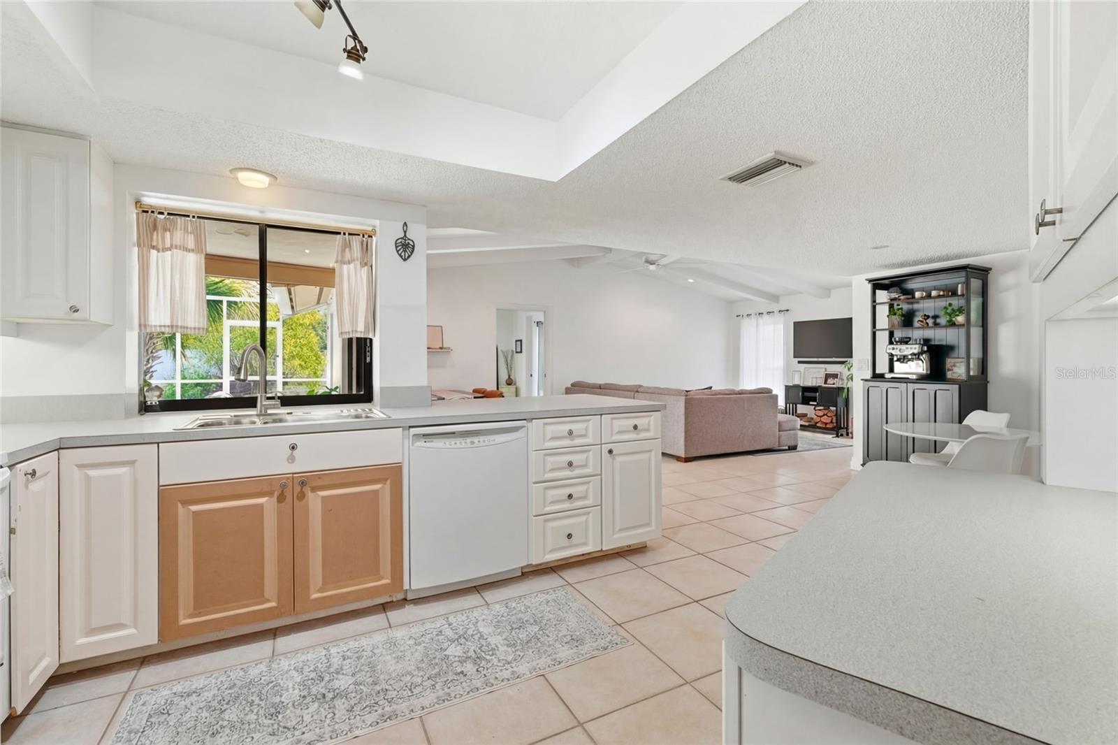 COUNTRY PLACE - Residential