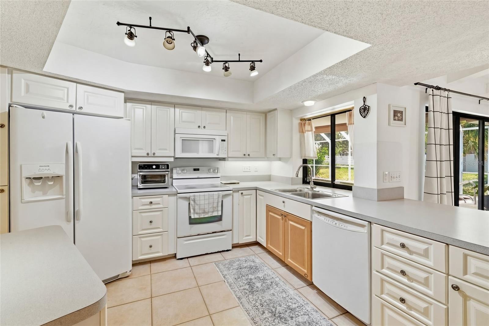 COUNTRY PLACE - Residential