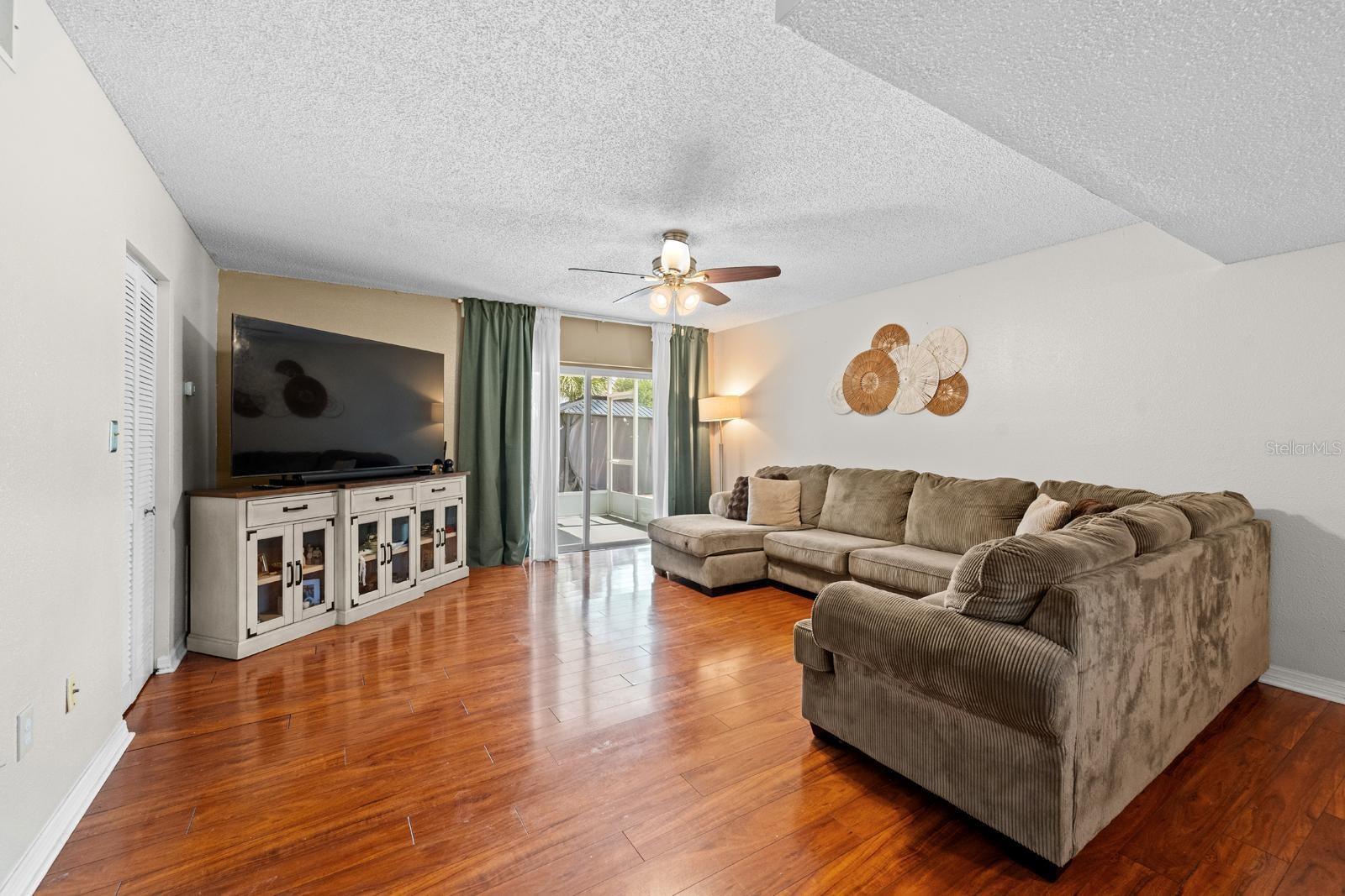 UNIVERSITY SQUARE UNIT 3 RE - Residential