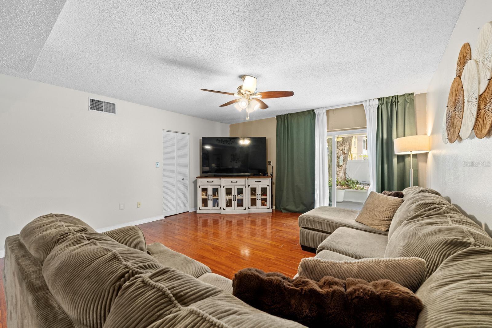UNIVERSITY SQUARE UNIT 3 RE - Residential