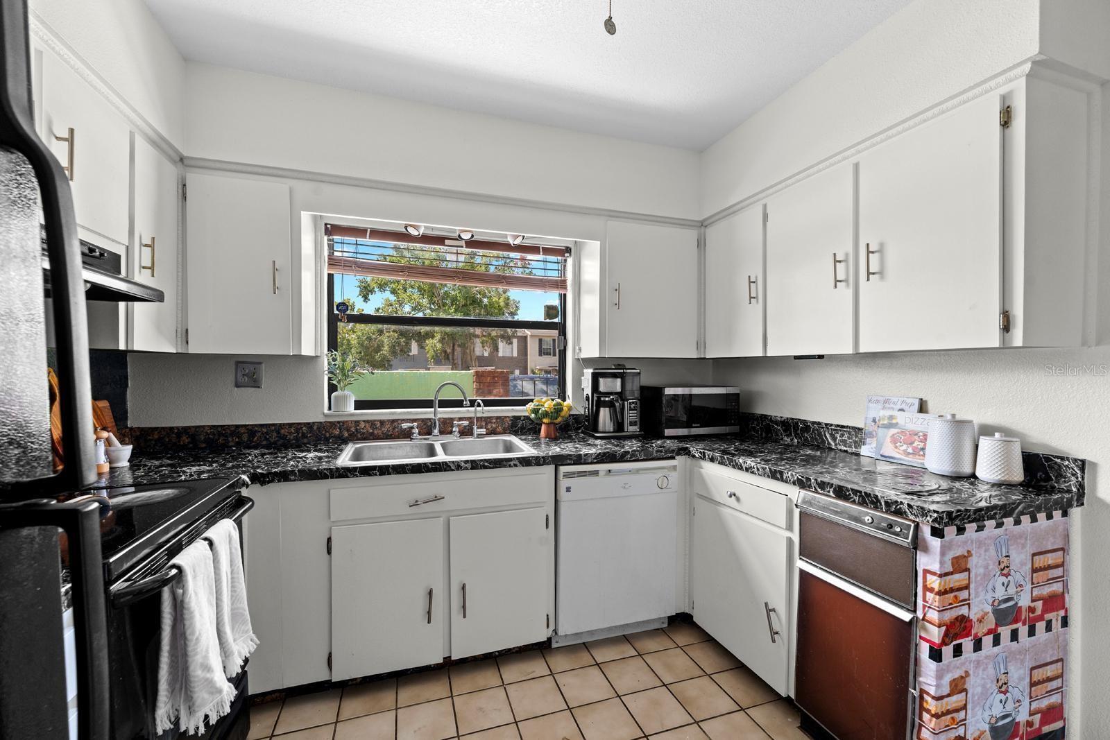 UNIVERSITY SQUARE UNIT 3 RE - Residential