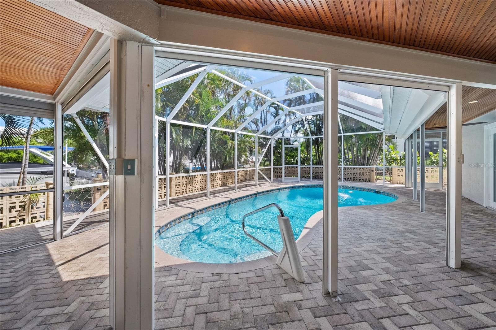 COUNTRY CLUB SHORES - Residential
