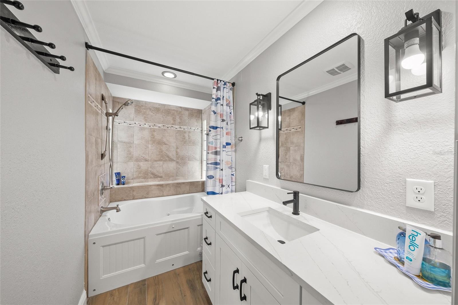 COUNTRY CLUB SHORES - Residential