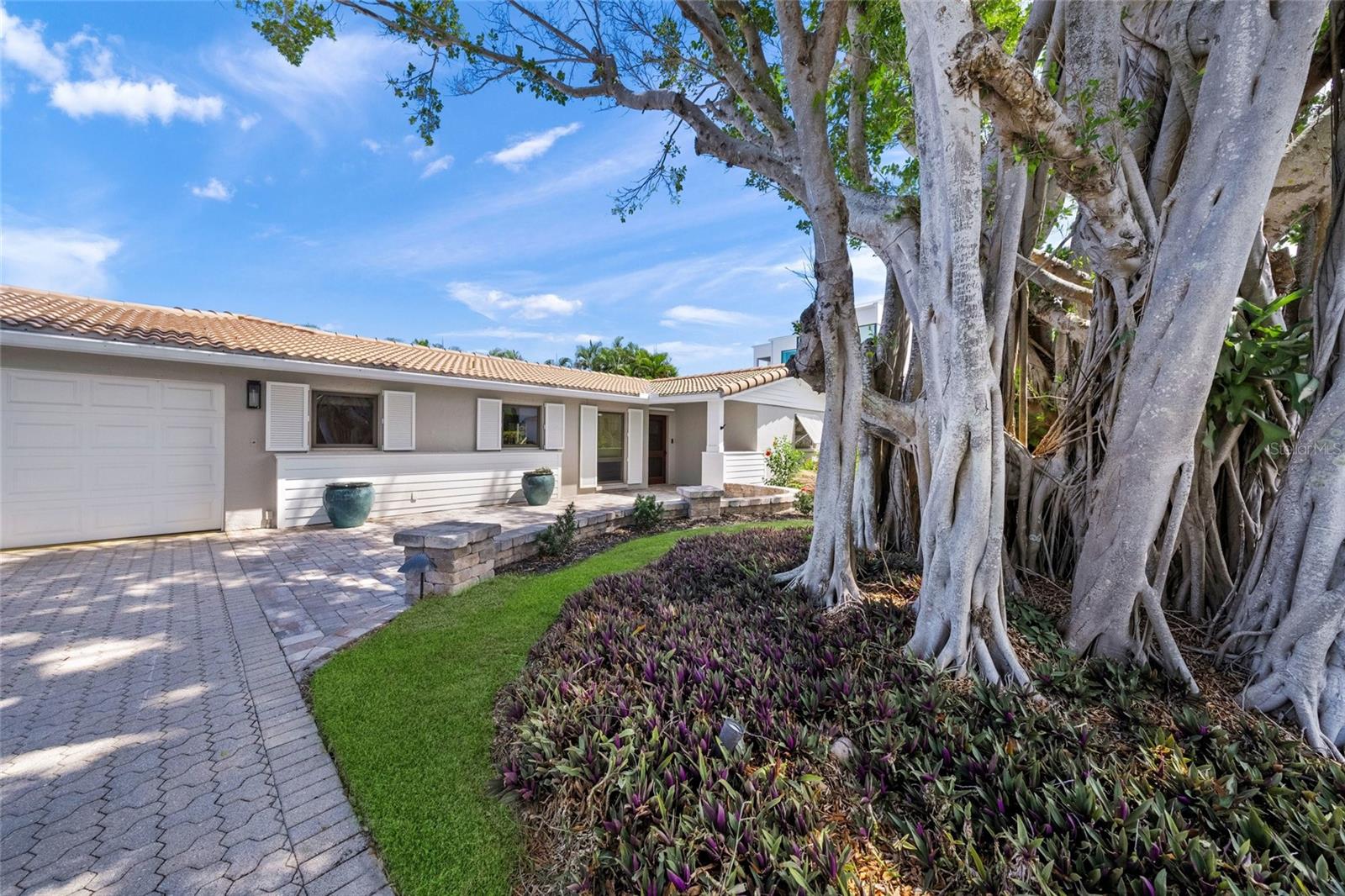 COUNTRY CLUB SHORES - Residential
