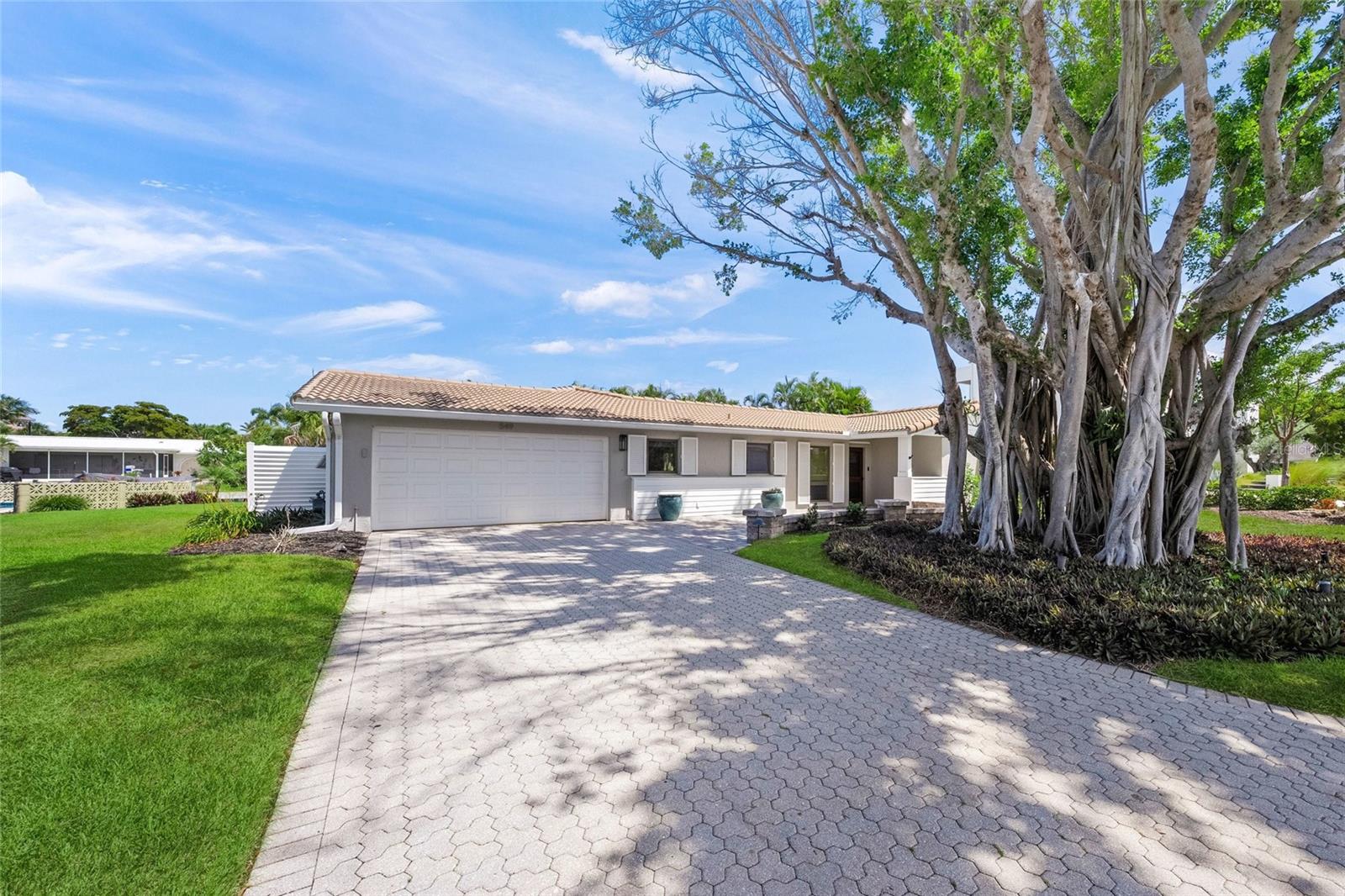 COUNTRY CLUB SHORES - Residential