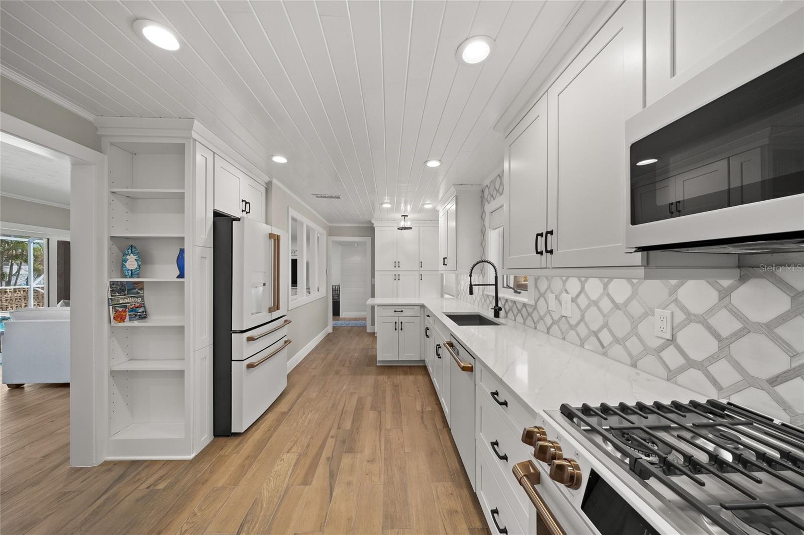 COUNTRY CLUB SHORES - Residential