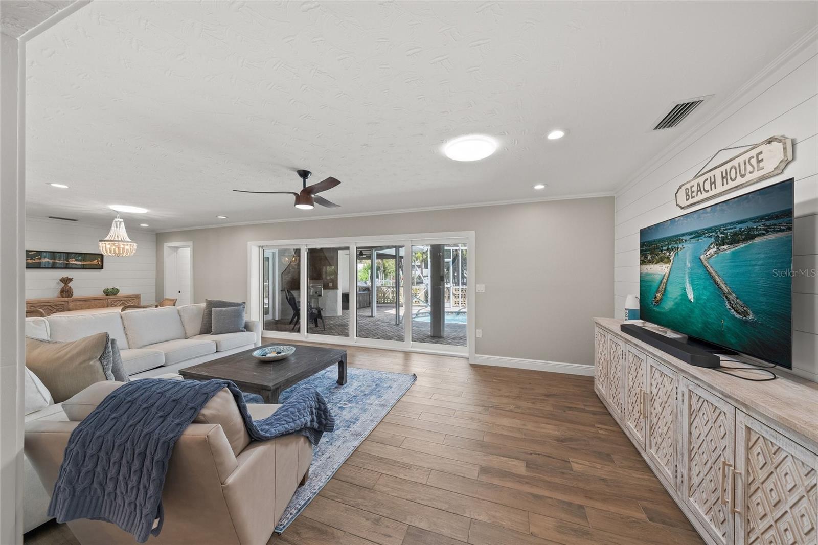 COUNTRY CLUB SHORES - Residential