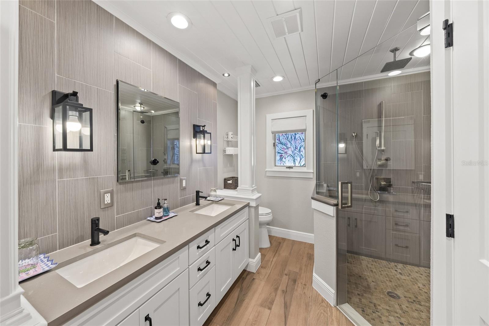 COUNTRY CLUB SHORES - Residential