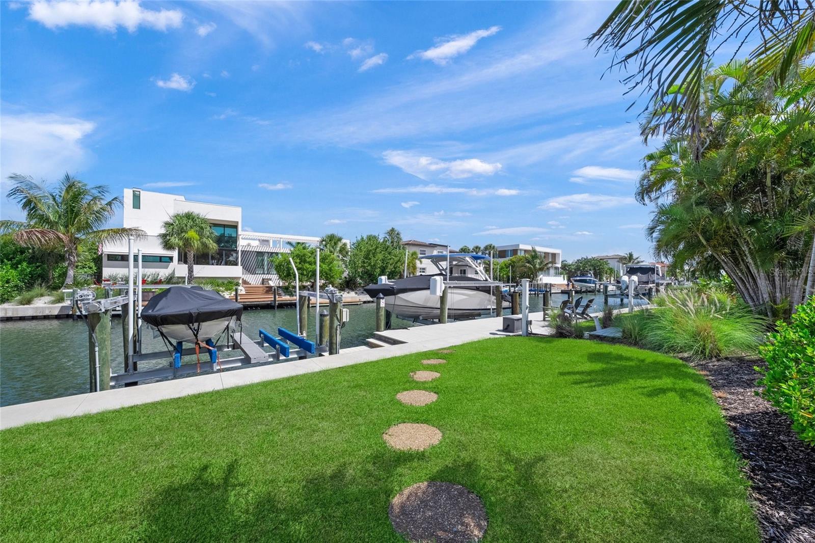 COUNTRY CLUB SHORES - Residential