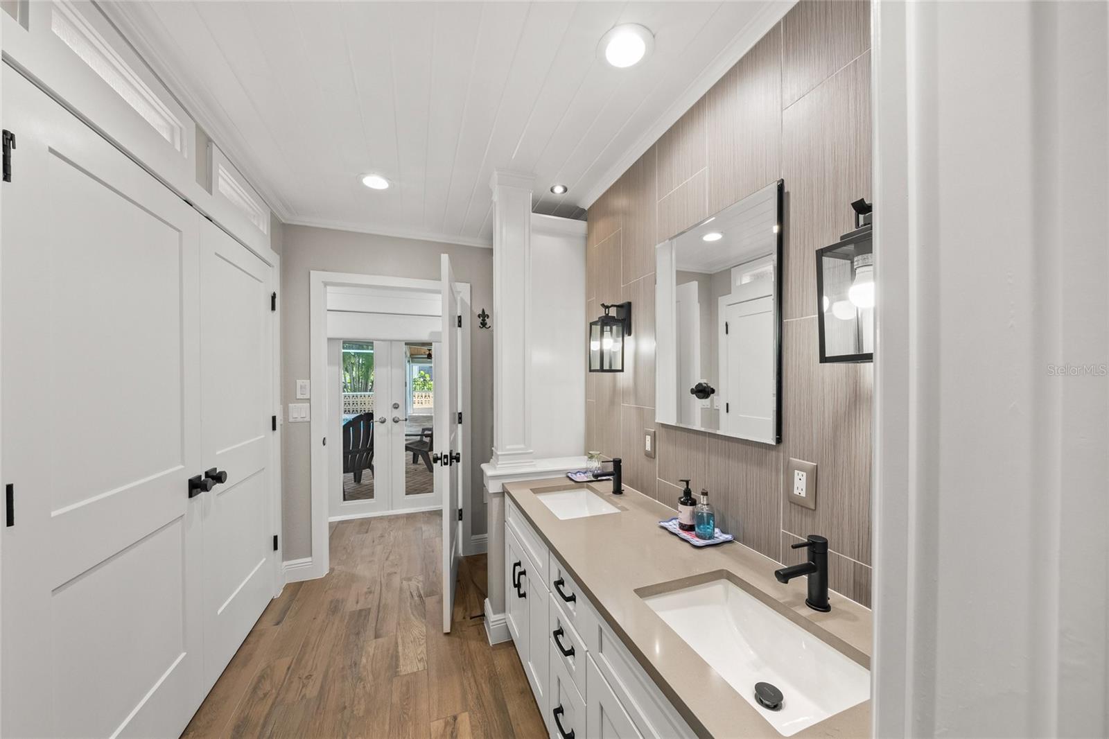 COUNTRY CLUB SHORES - Residential