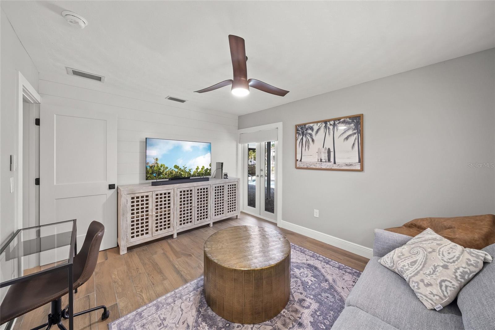 COUNTRY CLUB SHORES - Residential