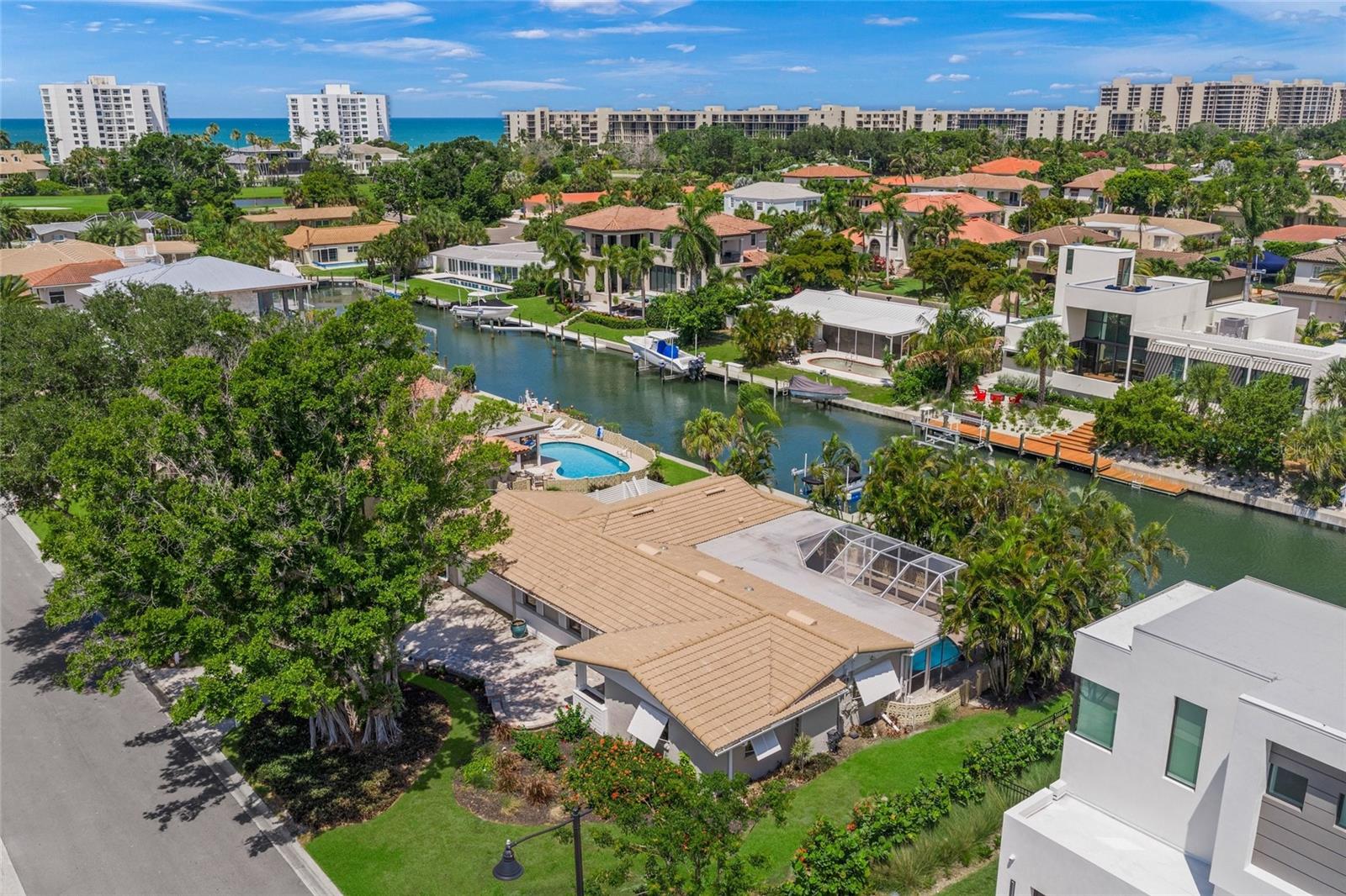 COUNTRY CLUB SHORES - Residential