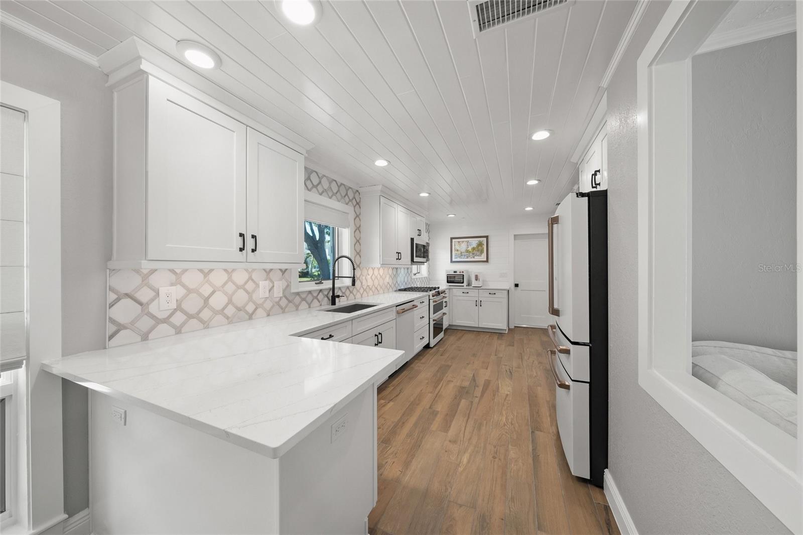 COUNTRY CLUB SHORES - Residential