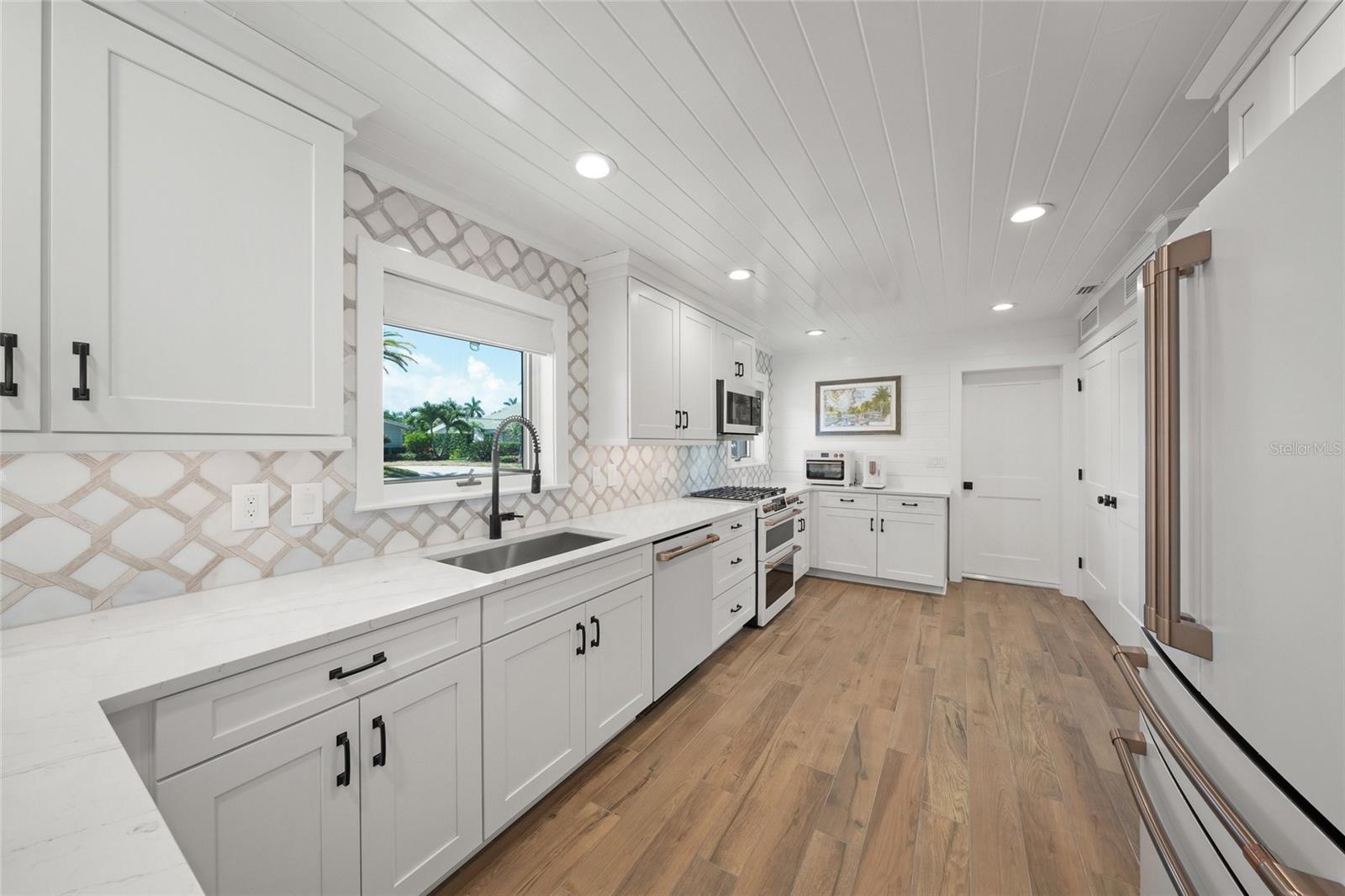 COUNTRY CLUB SHORES - Residential