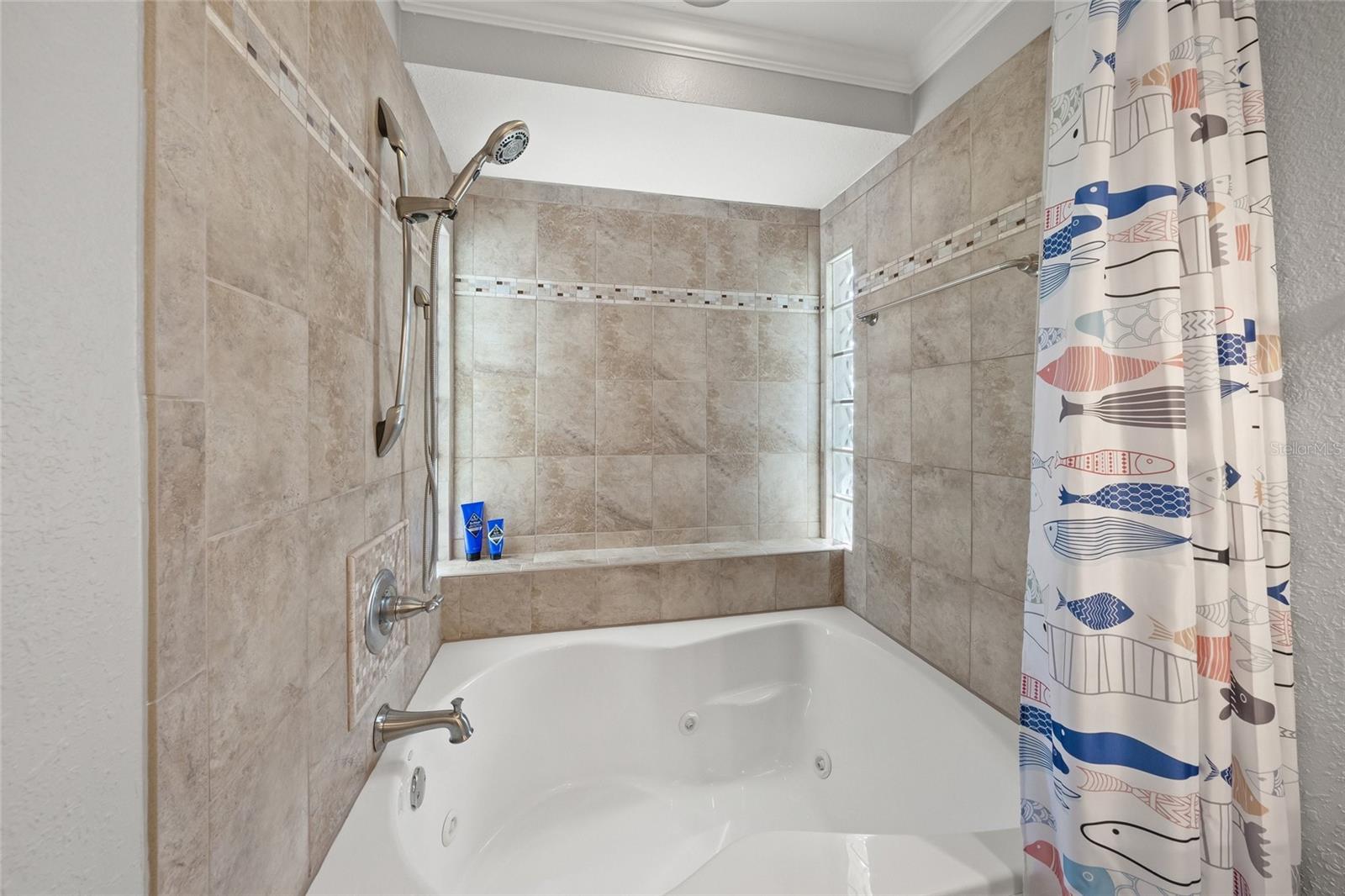 COUNTRY CLUB SHORES - Residential