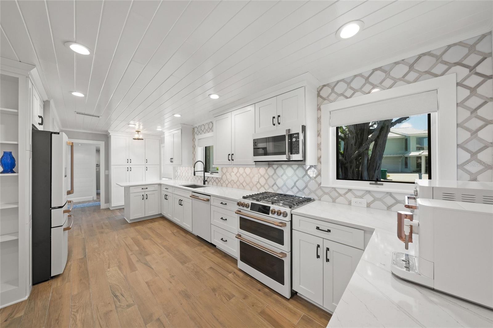 COUNTRY CLUB SHORES - Residential