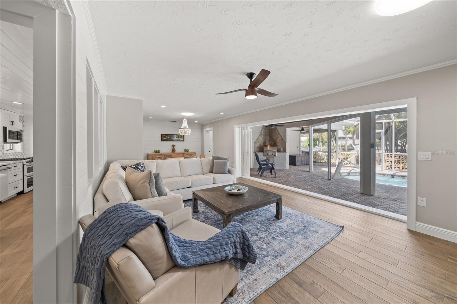 COUNTRY CLUB SHORES - Residential