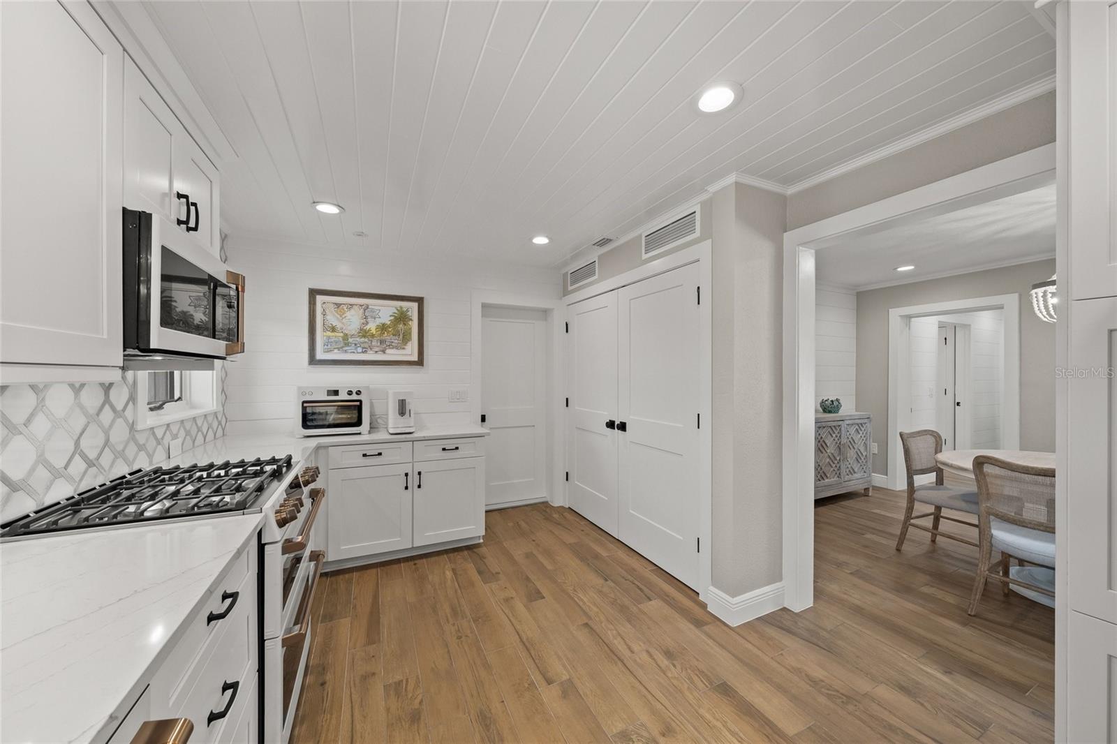 COUNTRY CLUB SHORES - Residential