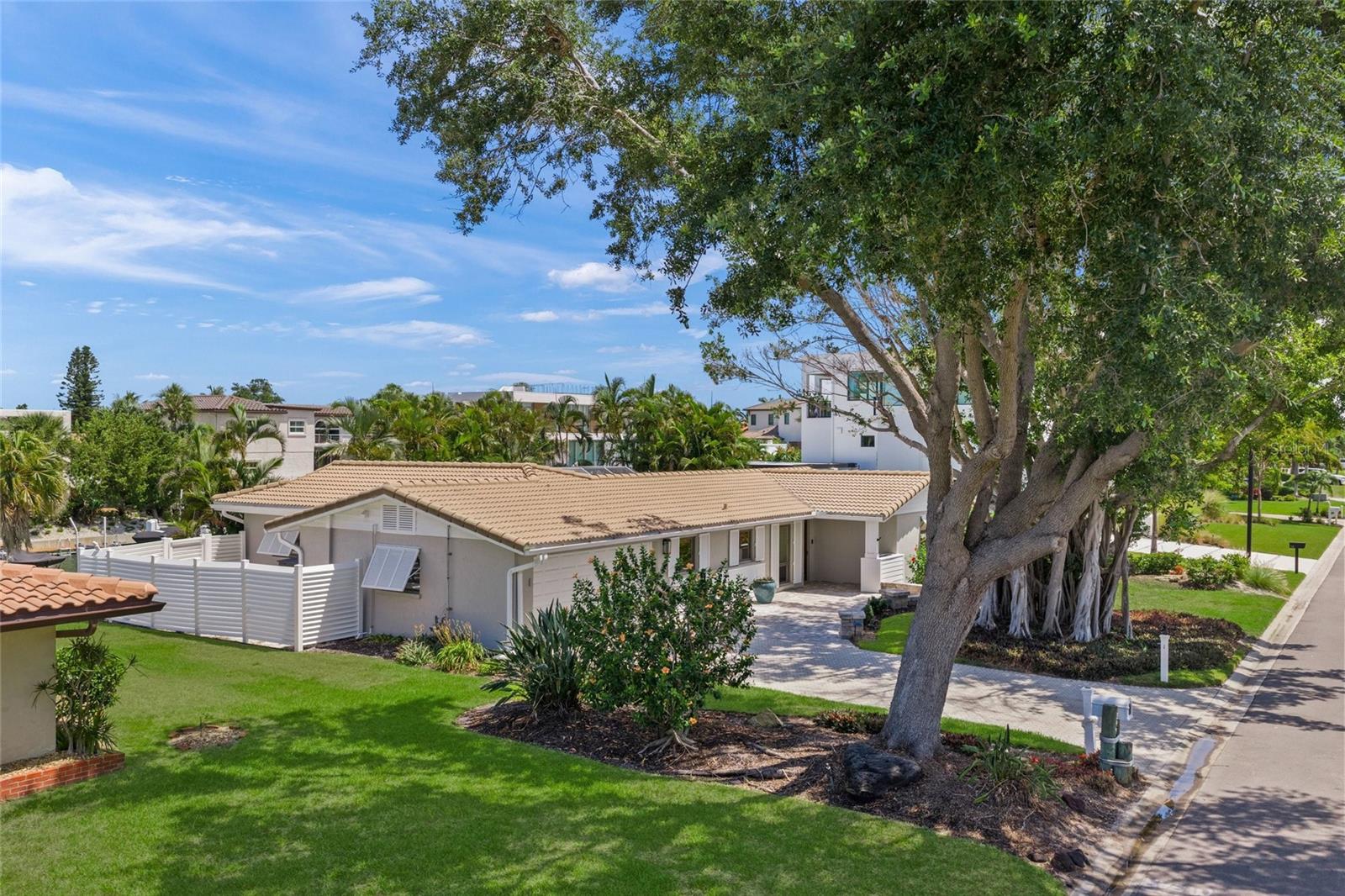 COUNTRY CLUB SHORES - Residential