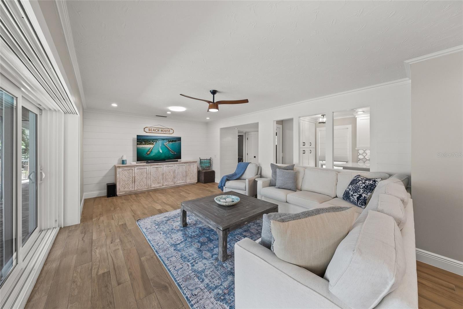 COUNTRY CLUB SHORES - Residential