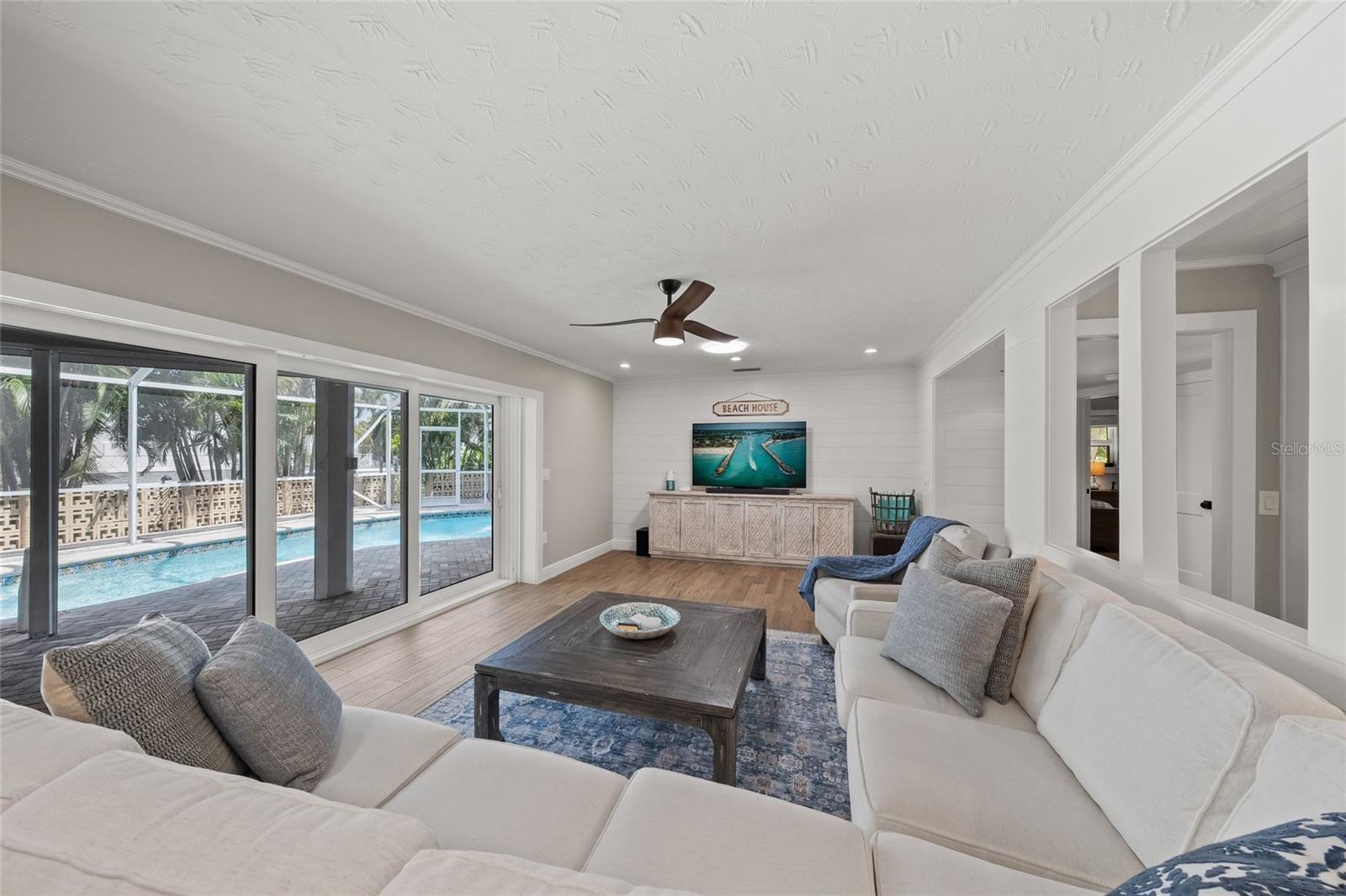 COUNTRY CLUB SHORES - Residential