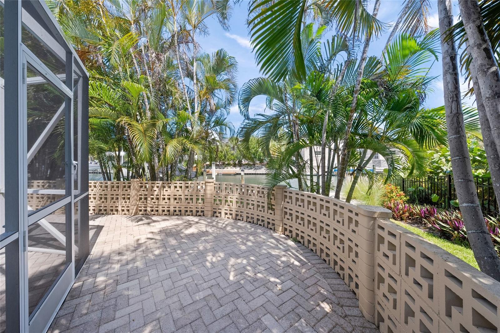 COUNTRY CLUB SHORES - Residential