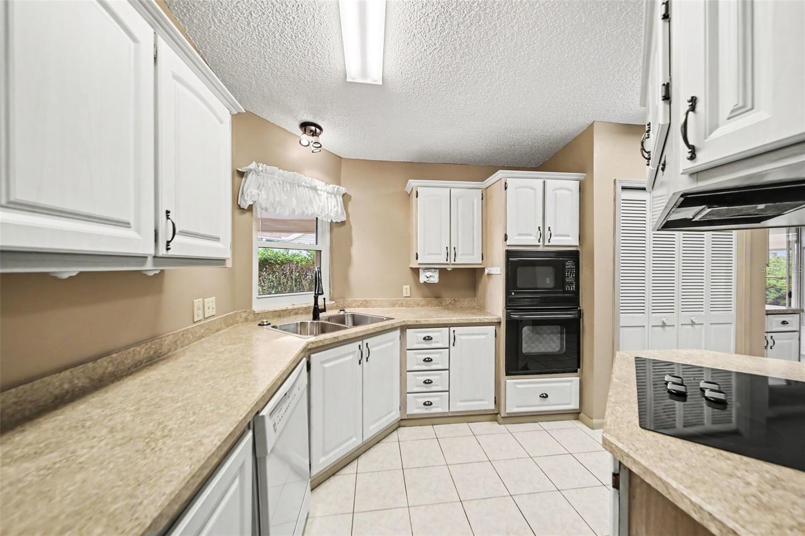 LADY LAKE ORANGE BLOSSOM GARDENS UNIT 15 - Residential