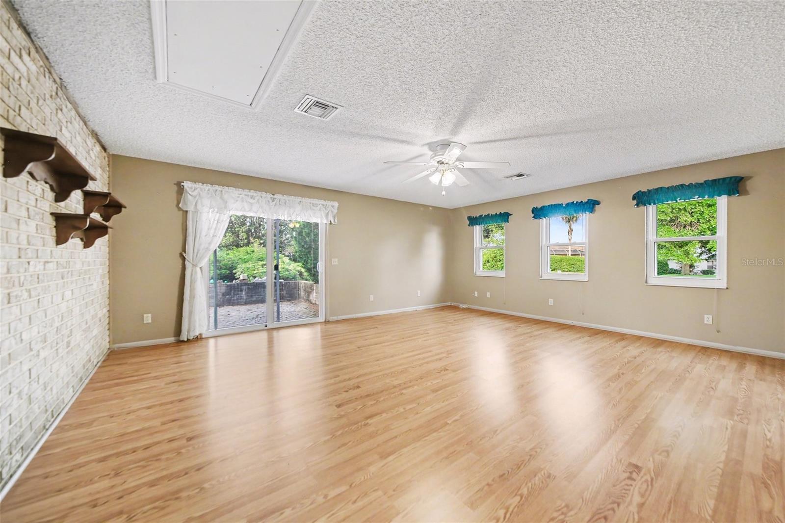 LADY LAKE ORANGE BLOSSOM GARDENS UNIT 15 - Residential