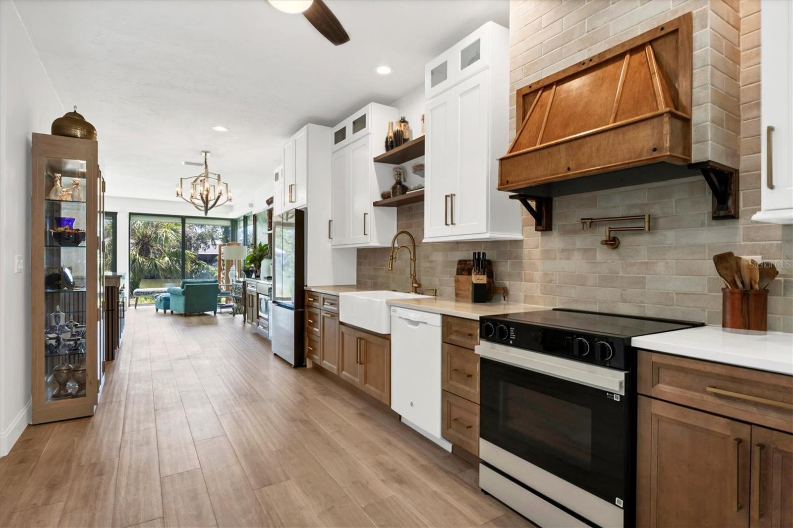 BISHOPS COURT AT OAKS PRESERVE - Residential