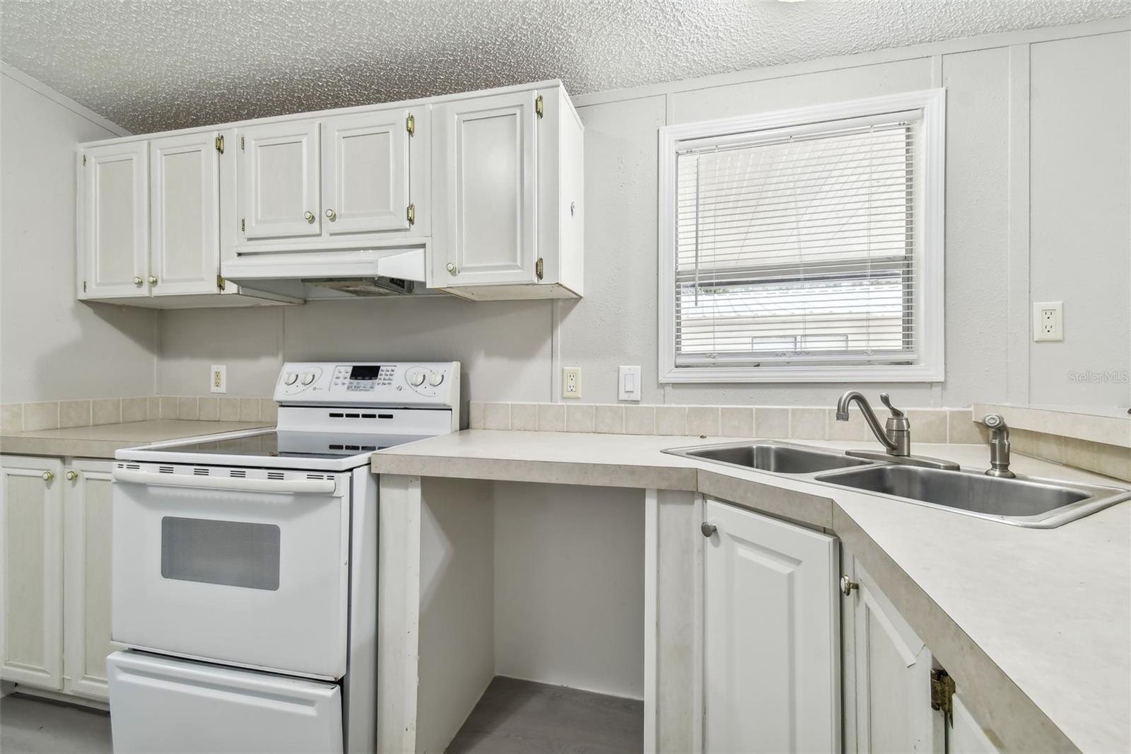 BAY HILLS VILLAGE A CONDOMINIUM LOT 19 BLOCK 2 - Residential