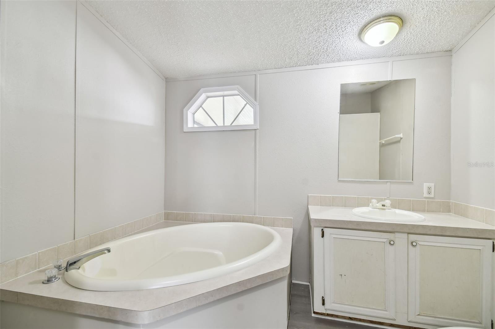 BAY HILLS VILLAGE A CONDOMINIUM LOT 19 BLOCK 2 - Residential