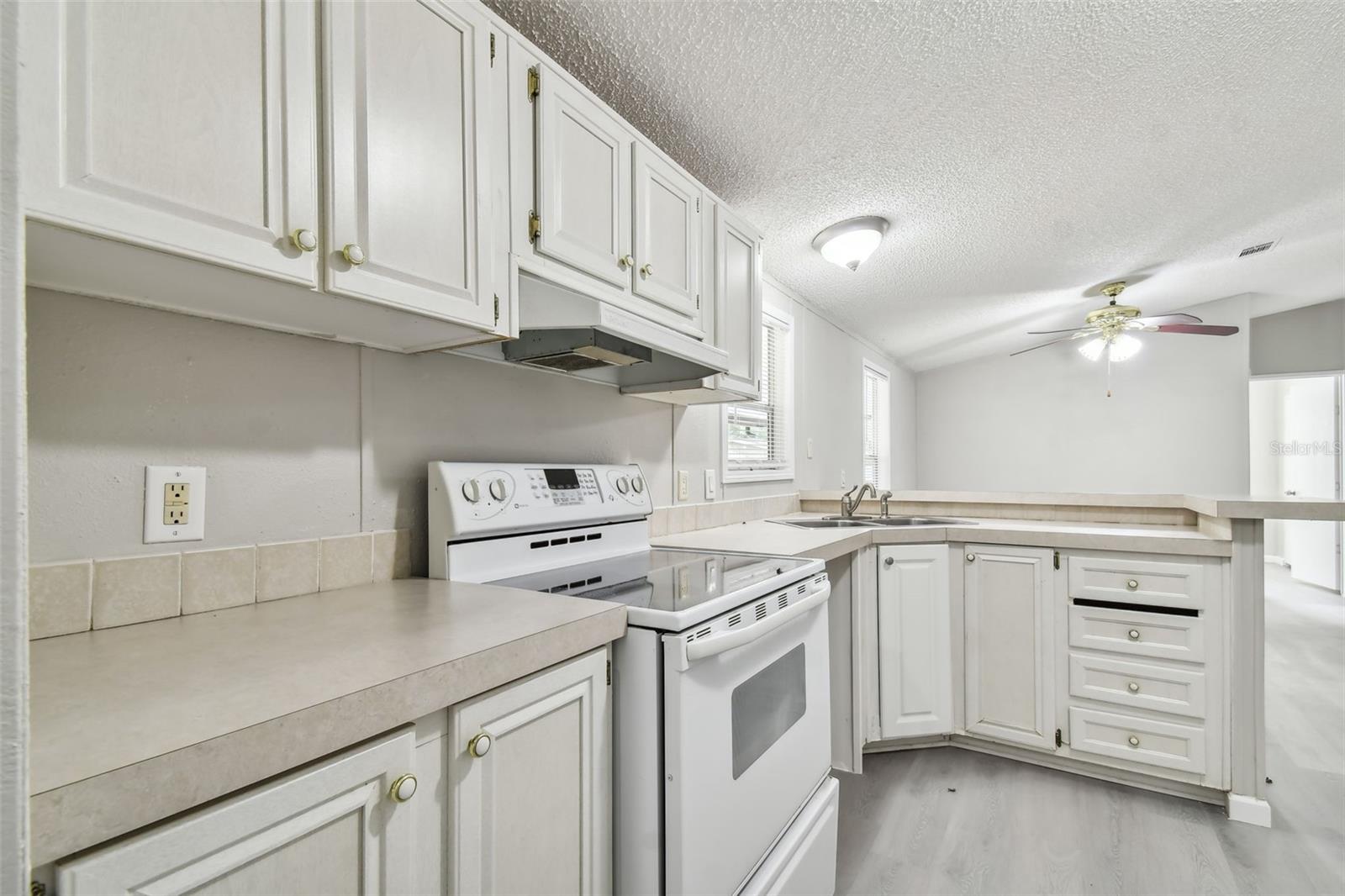BAY HILLS VILLAGE A CONDOMINIUM LOT 19 BLOCK 2 - Residential