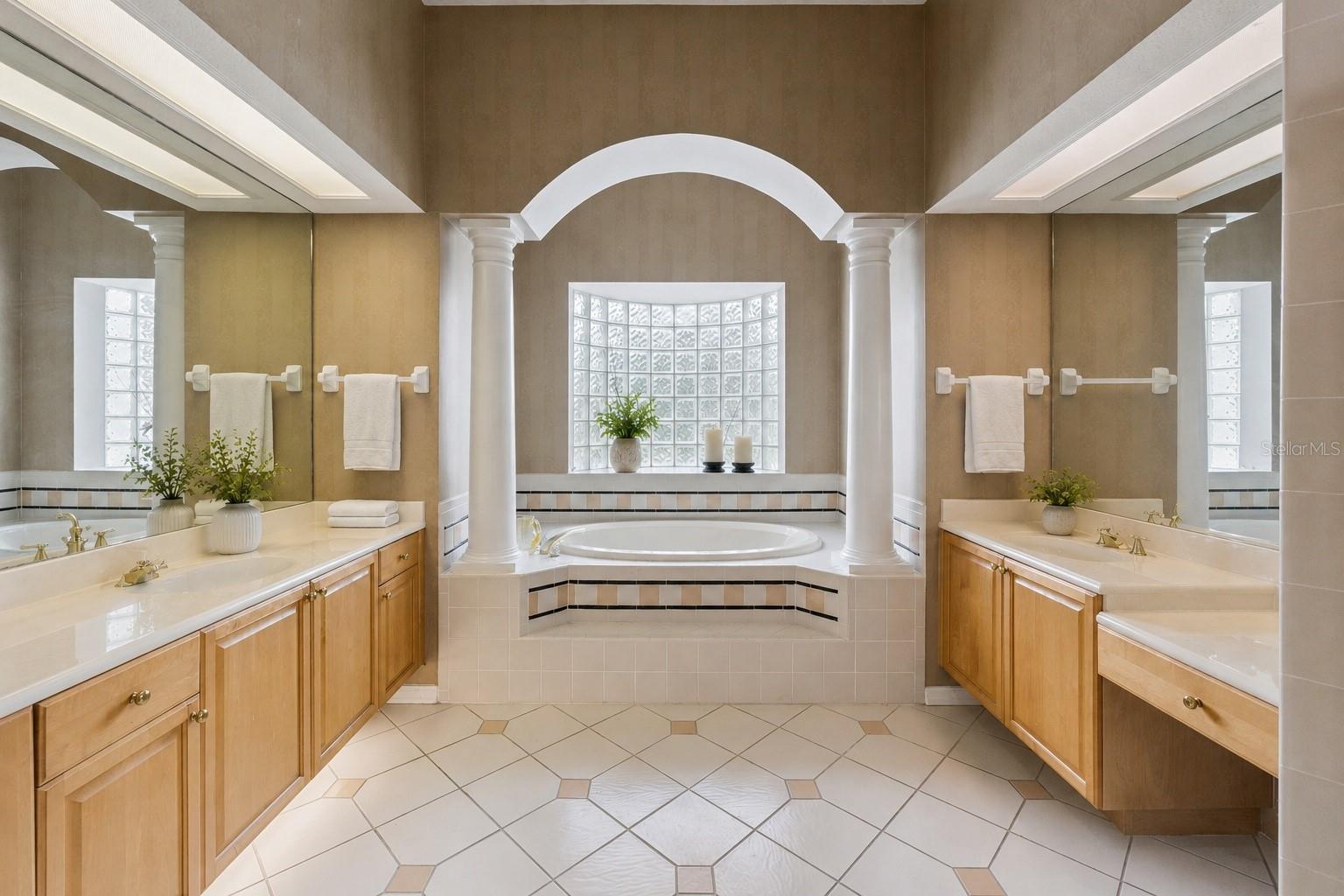HERITAGE BAY DRIVE PHILLIPS FLR - Residential