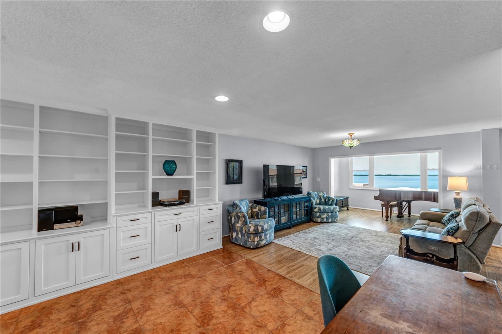 EDGEWATER ARMS 2ND CONDO - Residential