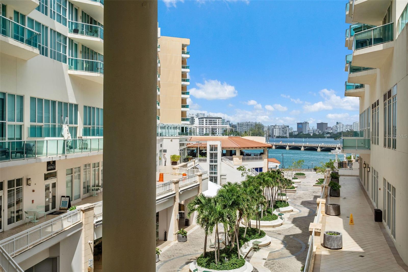 BAHIA PLAZA - Residential