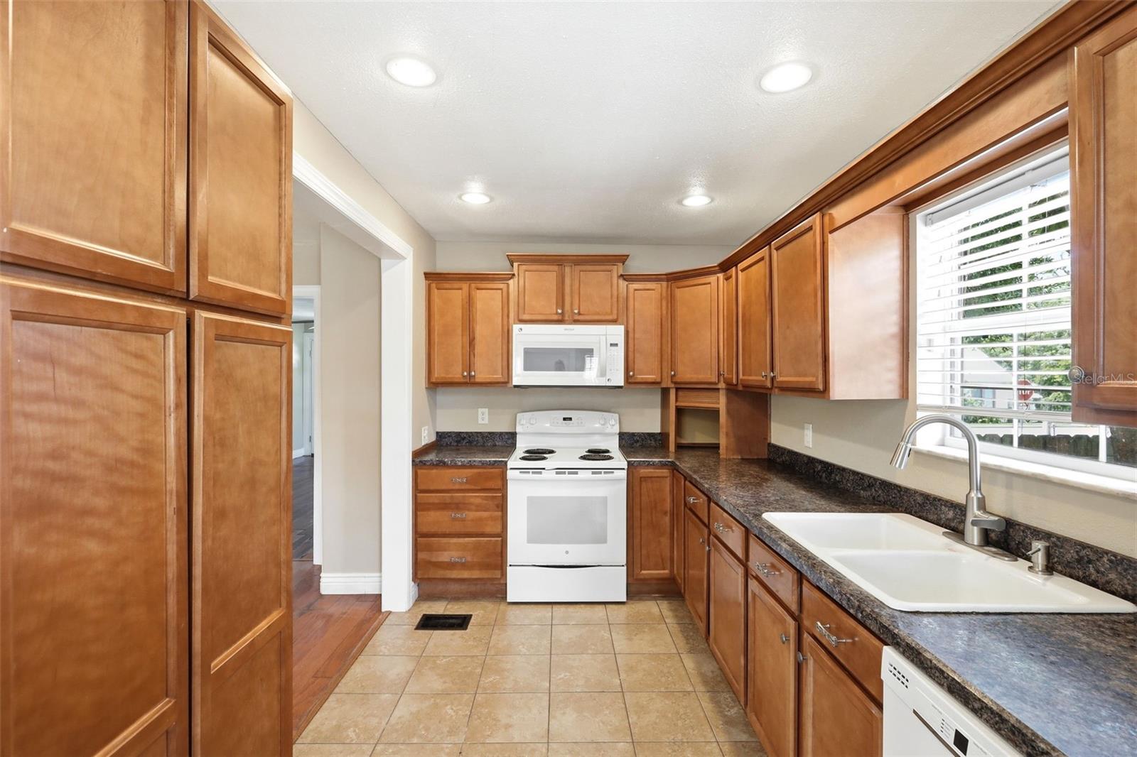 OSTEENS BLK 120 S RR DELAND - Residential