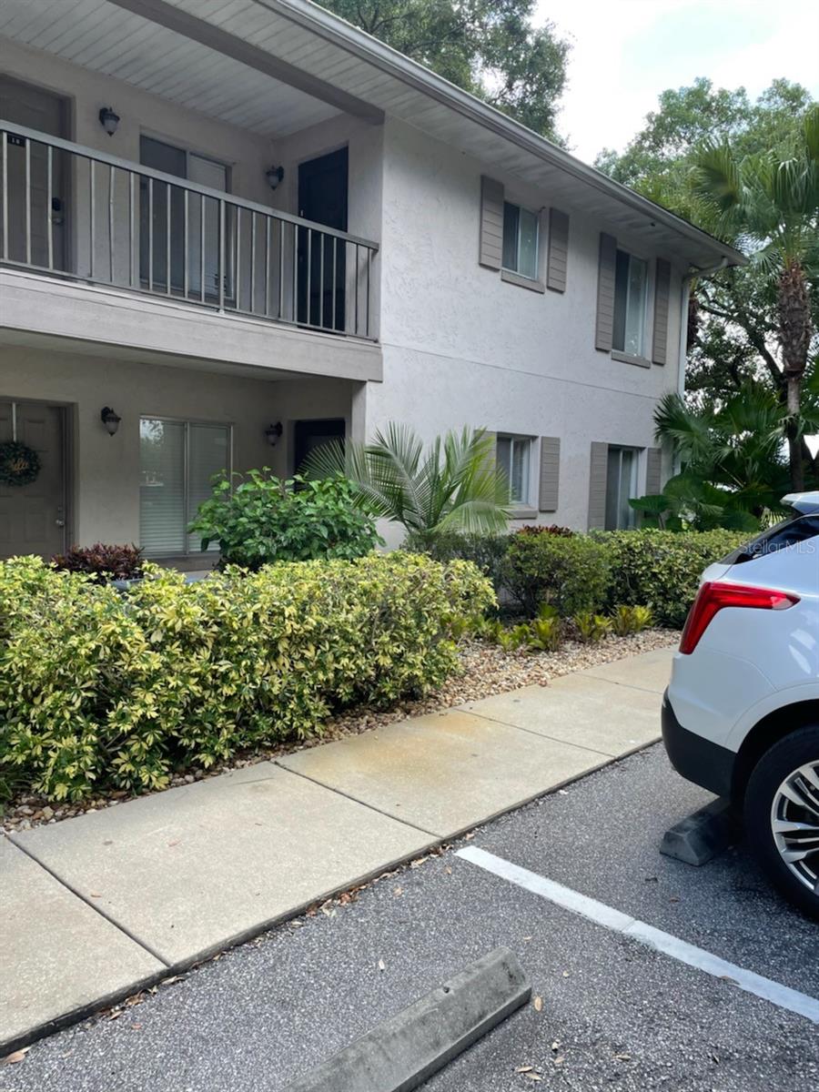 A SPACIOUS GROUND FLOOR END UNIT NEAR FAST FOOD, SHOPPING & BUS LINE. UNIT HAS GAS RANGE & HOT WATER, PLUS GAS HEAT,
READY TO MOVE IN NO AGE RESTRICTIONS. CLUB HOUSE & POOL WITH DOCK ON CHAIN OF LAKE.