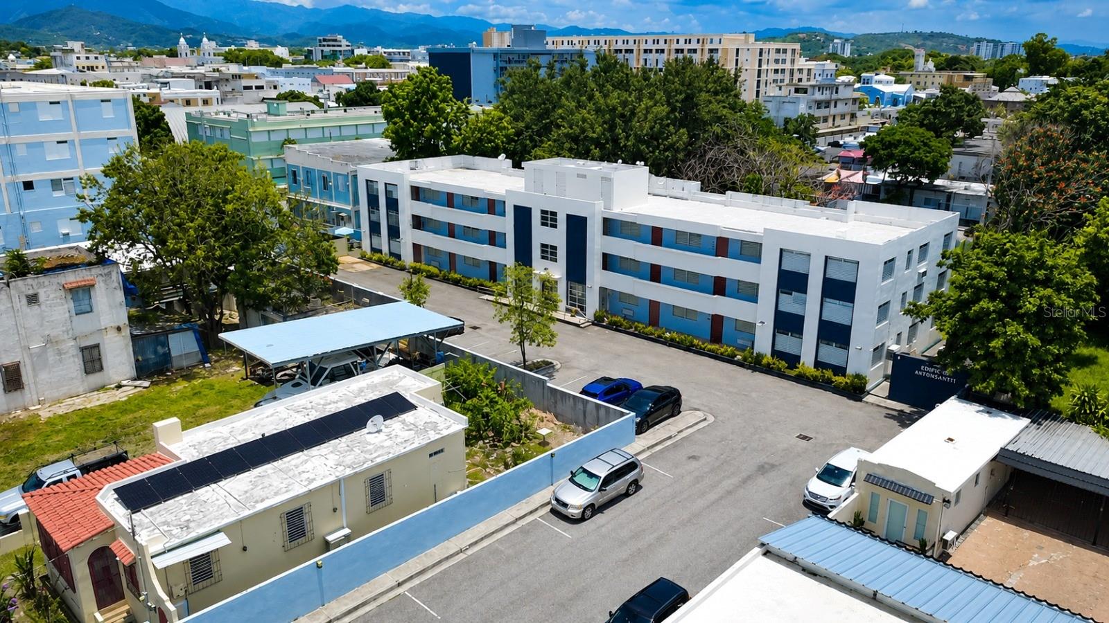 A fully furnished and equipped corner apartment is available for rent in Ponce. This move-in-ready property offers an ideal blend of comfort, functionality, and a strategic location. It features three bedrooms—complete with beds, nightstands, and air conditioning units—a modern bathroom, a balcony, a living area with cozy furniture, and a dining area for four. The kitchen is fully equipped with a stove, refrigerator, and a washer-dryer combo. Private, controlled-access parking is included. Additional amenities include air conditioning in the living room, a ceiling fan in the kitchen, and maintenance services included in the monthly rent. The apartment is situated in a complex featuring security cameras, controlled access, a common patio area, and a water cistern. Its excellent location provides quick access to the Law School and places it just seven minutes from Ponce Health Sciences University, as well as close proximity to supermarkets, hospitals, schools, and medical offices.