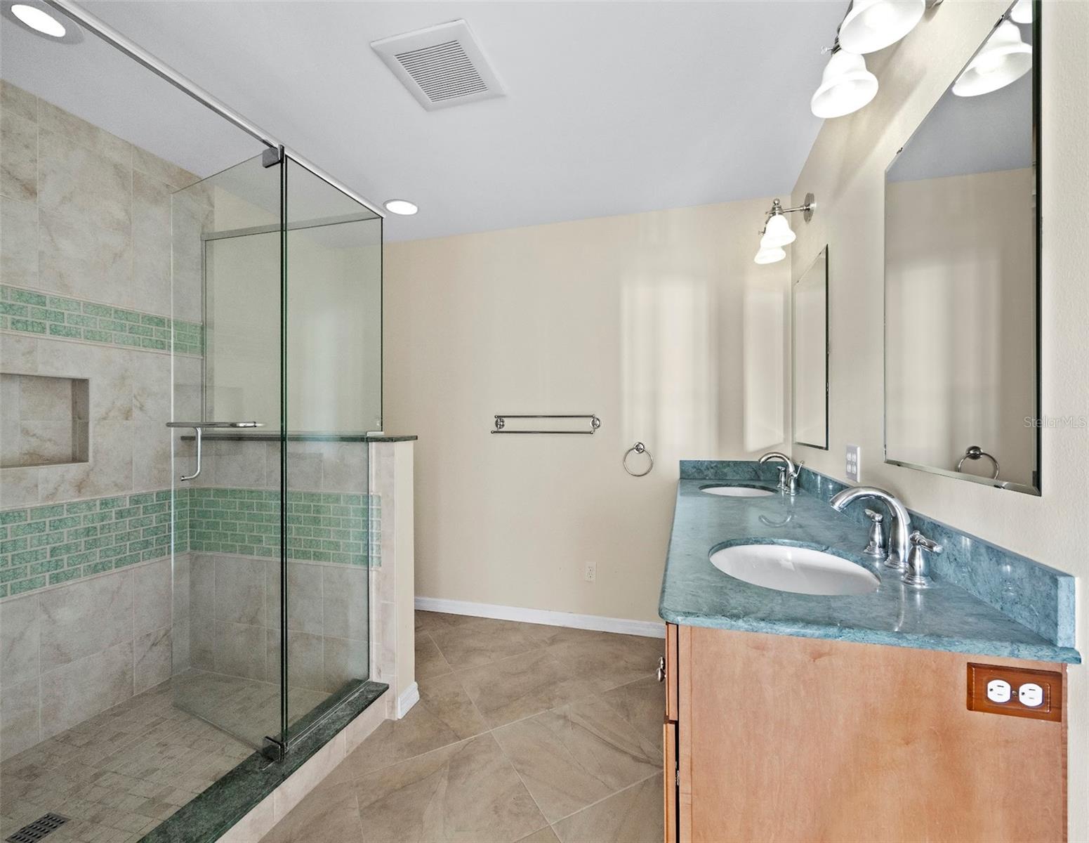 EMERALD HARBOR - Residential