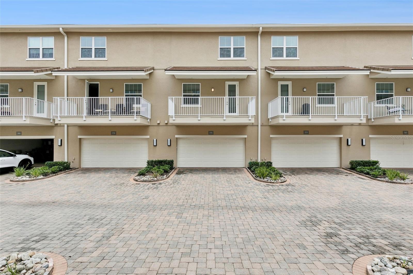 GRANDE OAKS AT HEATHROW - Residential