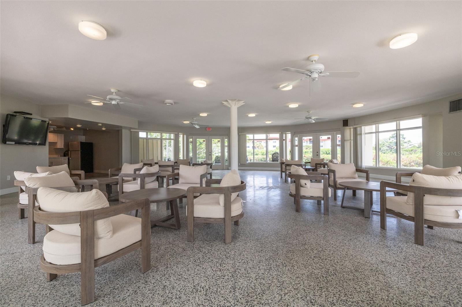 LAKE OVERLOOK APTS - Residential