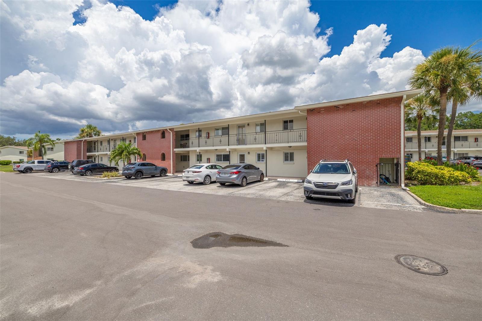 LAKE OVERLOOK APTS - Residential