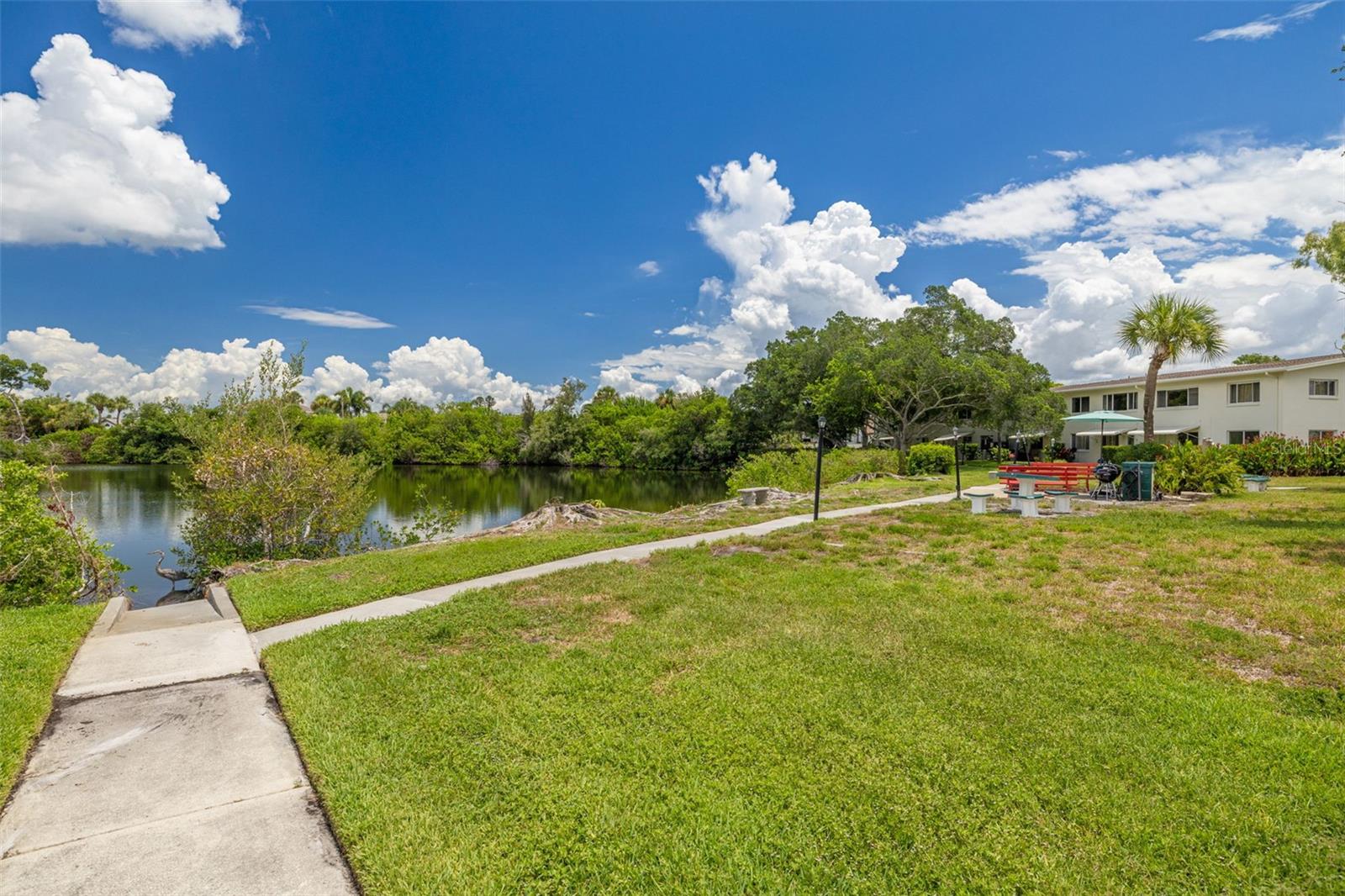LAKE OVERLOOK APTS - Residential
