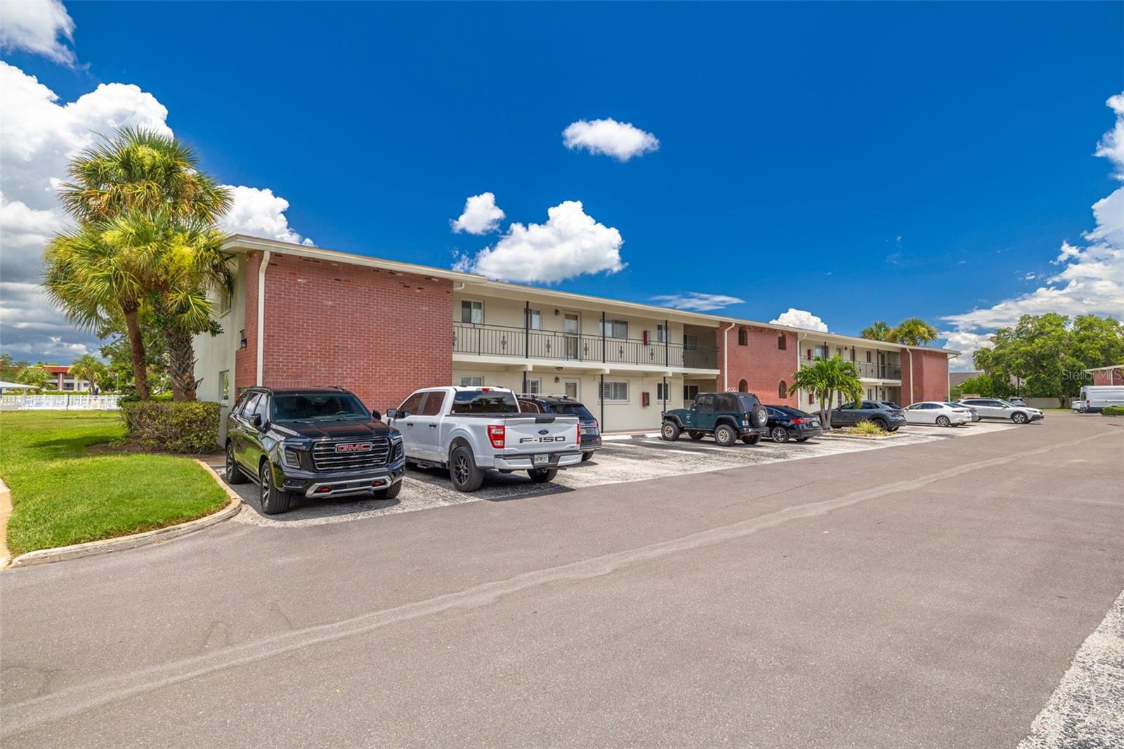 LAKE OVERLOOK APTS - Residential