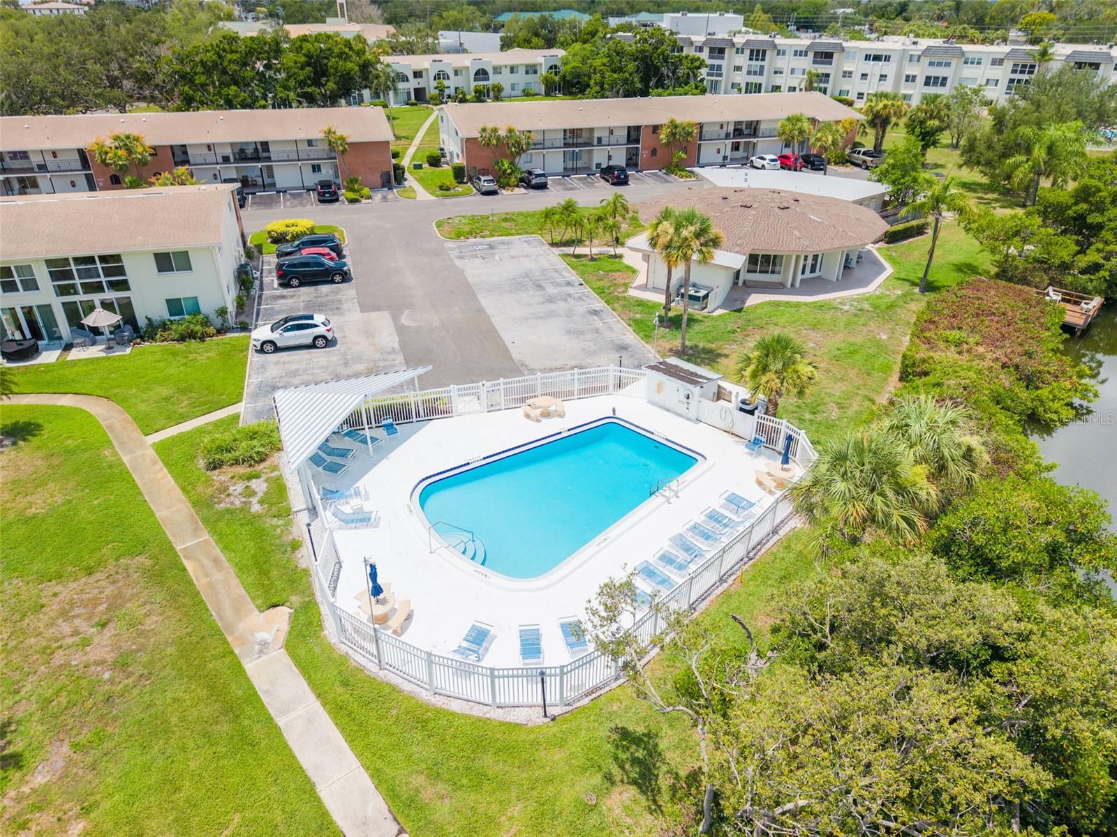 LAKE OVERLOOK APTS - Residential
